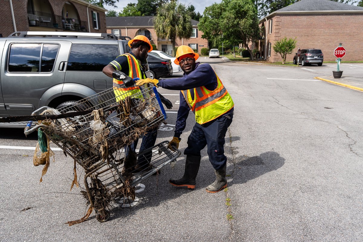 RichlandSC's tweet image. Today, #RichlandCountySC Public Works + Councilman Don Weaver (District 6) got down and dirty for a community cleanup🚮 off Lakeshore Drive in Columbia. The crew helped clean out a problematic ditch where trash and debris had accumulated.

#WasteRemoval #CommunityCleanup