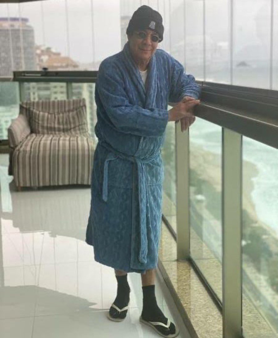 akachair's tweet photo. Queria fortalecer o coro dos que odeiam frio.

 Tempo ruim de lascar, é frio em casa e um Sol que queima a alma na rua. https://t.co/PS7D876C3t