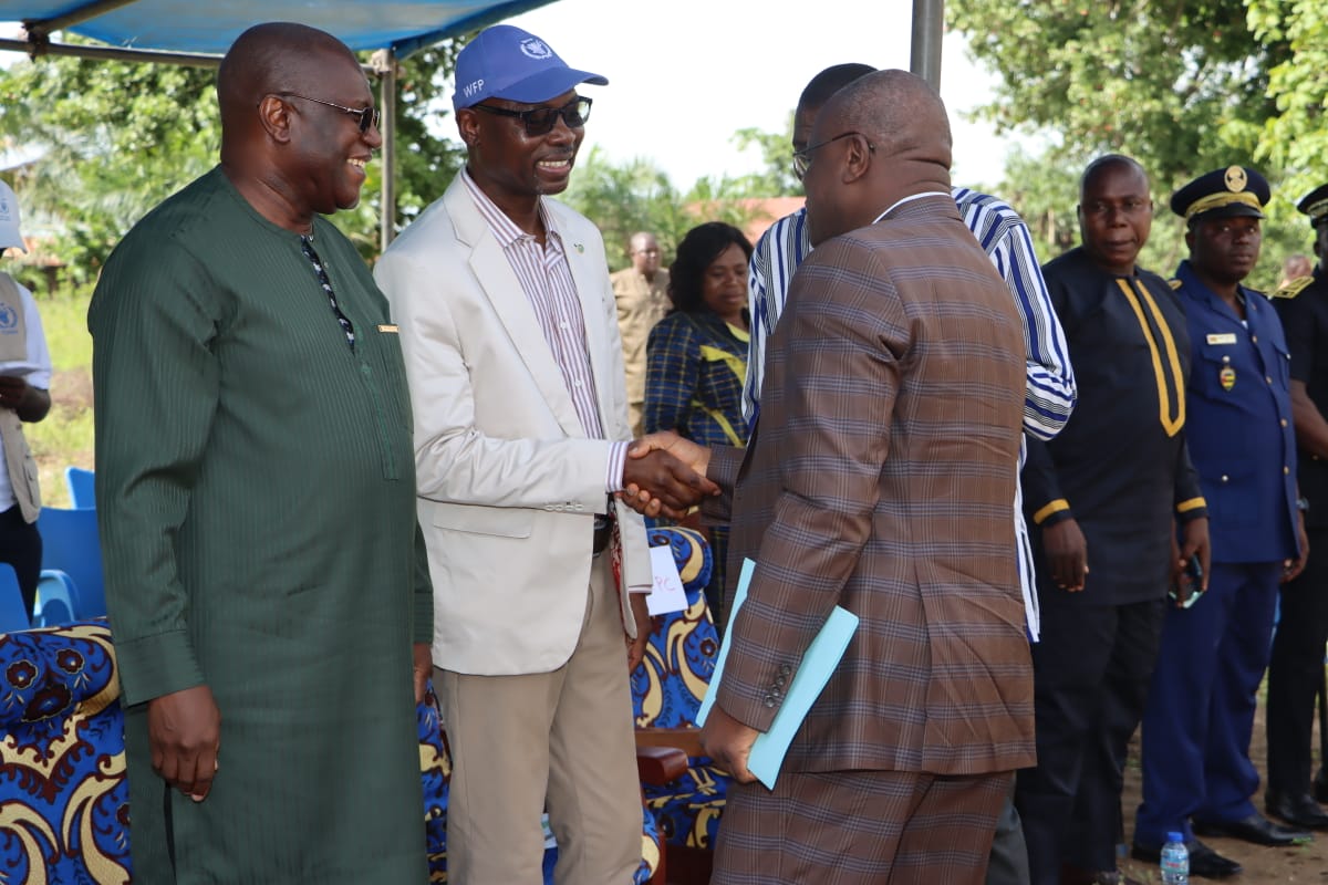 wfptogoCD's tweet photo. C’est avec un grand plaisir que j’ai participé ce jour à Titigbé, Sotouboua 🇹🇬 au lancement d’une opération d’assistance #humanitaire aux populations touchées par les inondations et  l'insécurité alimentaire.
Ensemble, nous bâtissons un futur plus sûr et #résilient pour tous https://t.co/nCPoLfknIc
