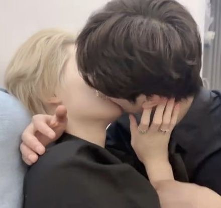 Meri_bittershok's tweet photo. Aristogatos | Os Hyunho 

Mnho ama tanto la película de los aristogatos, no importa cuantas veces la vea, el chico jamás se cansará de esta, Hyjn solo puede sonreír cuando ve como los ojos de su lindo novio se iluminan al ver aquella película que tanto ama. https://t.co/WxfIAyKjYi