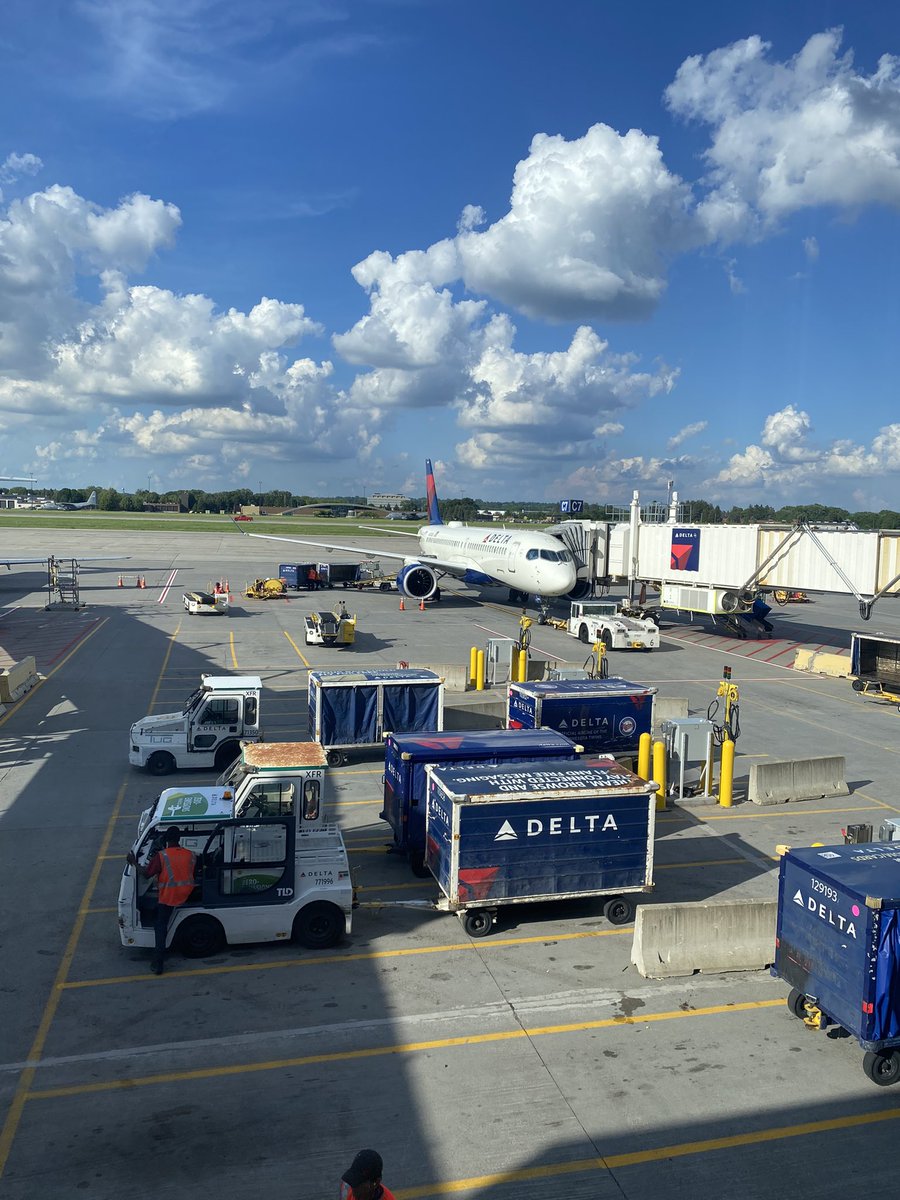 明尼苏达的机场设施和内设服务比旧金山的机场好多了。买商务舱也不能去贵宾室候机，这是美国国内的规矩，只有会员可以。