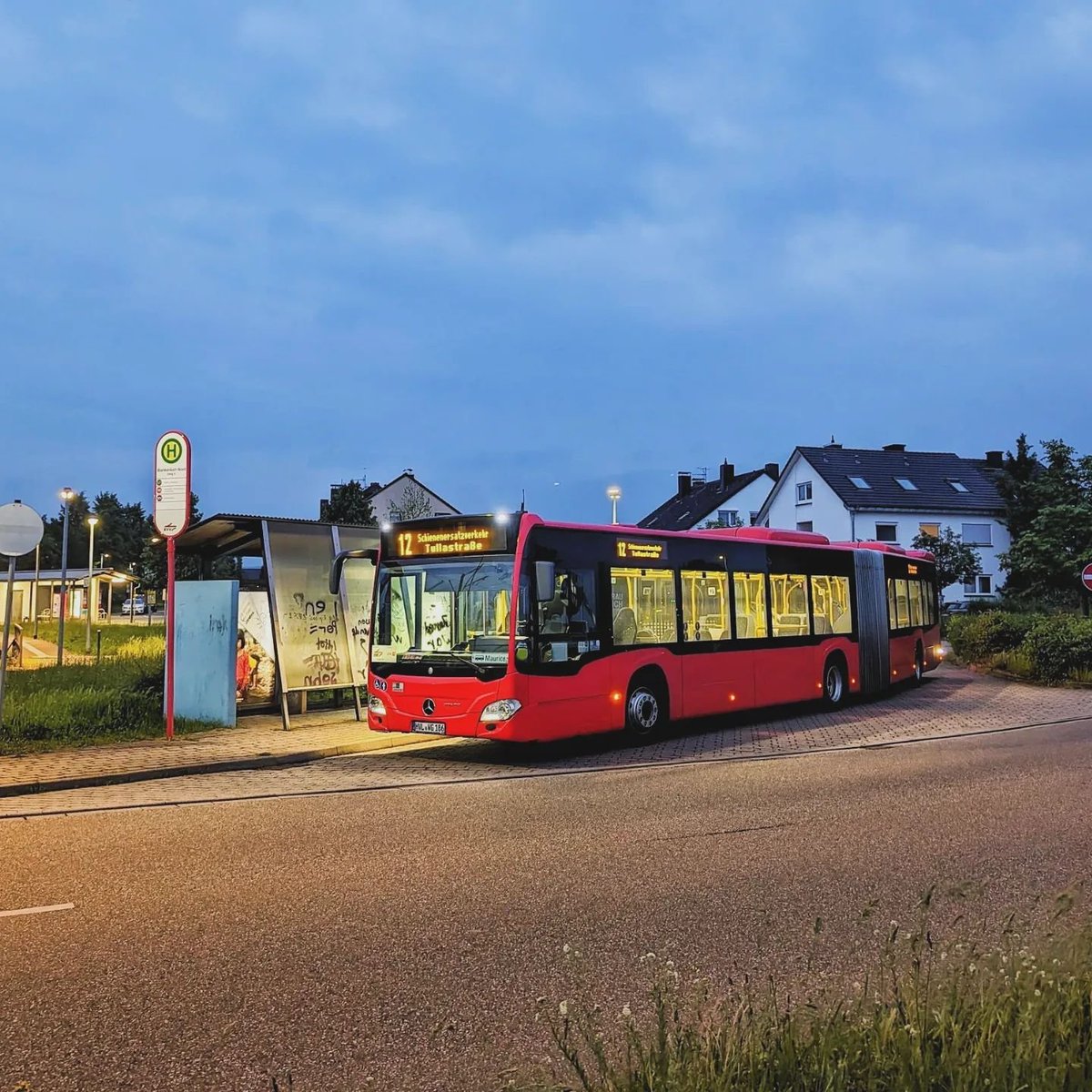 _OSI4_'s tweet image. Die Pfingstferien sind vorbei, damit auch eine Menge Arbeit für uns.

Mit unseren Bussen (u.a. auch ein Leihwagen) und starken Partnern haben wir auf den Linien 12 und 15 etliche Kilometer für die Verkehrsbetriebe Karlsruhe zurückgelegt während an der Bahnstrecke gearbeitet wurde