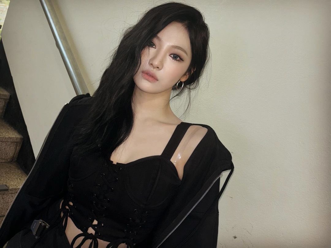 Maunangis__'s tweet photo. As I take the stage, I'm not just wearing a dress - I'm wearing confidence. This sleek black number is more than just an outfit, it's a statement of empowerment and self-assurance https://t.co/NrvwbLlGl8