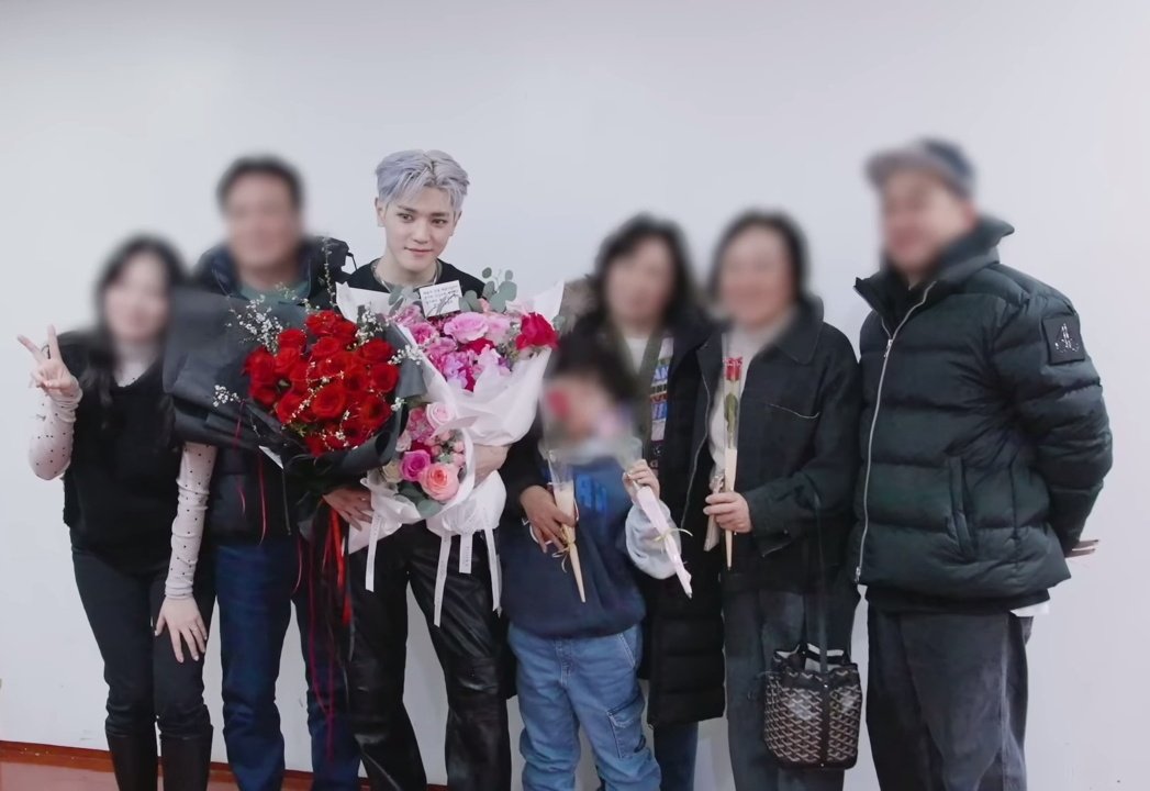 monsieurTY_'s tweet photo. Taeyong's support system 🩷 https://t.co/ViZ6AJnDLL