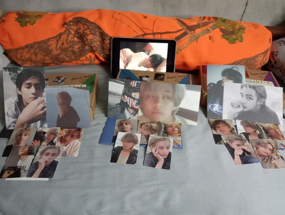 wntrbr98's tweet photo. As an Army since 2017, this is my first ever album. alam ko late na pero grabe padin yung saya habang nag uunbox ako. thank you @ChinetteMary sulit yung excitement sa pagdating. thank you,๐ #Layover #bts #btsv #SheSells_SheSold https://t.co/WMJbXlqfpm