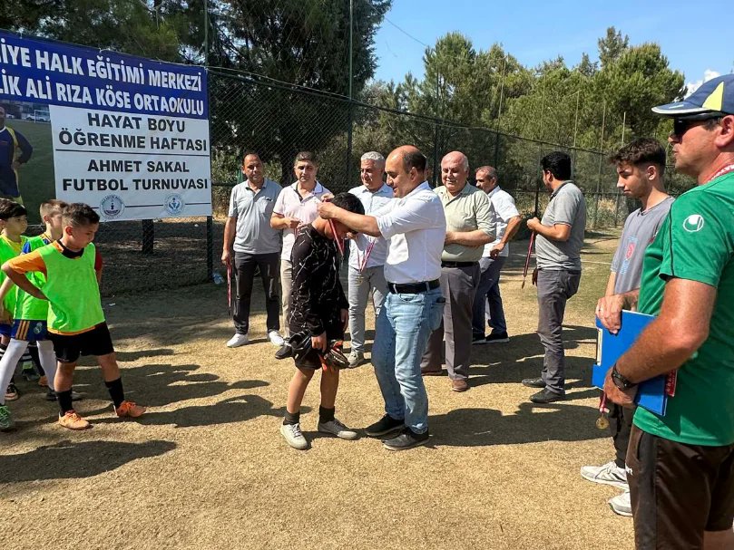 fethiyeHEMveASO's tweet photo. Kurumumuz ile Çiftlik Ali Riza Köse ortaokulu işbirliğinde okul bünyesinde açılan Futbol kurslarının turnuvası gerçekleşti. Turnuvanın ödül törenine okul, kurum müdürleri Öğretmenler  ve veliler katıldı.@Yusuf__Tekin @IHErtas
@CelileErenOKTEN
@cengizmete @ss_bozkurt @emrecay55 https://t.co/qliLkXqG1g