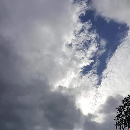 mommypkun's tweet photo. The most painful goodbyes are the ones that are never said and never explained. 🤍Thx: Bilal Nasir Khan🖤#ในวันที่ฟ้าใส #ในวันที่ฟ้ามืด #มืดและสว่างสลับกันไป #normal #lifeisnothing https://t.co/DFHnkPVJ1A