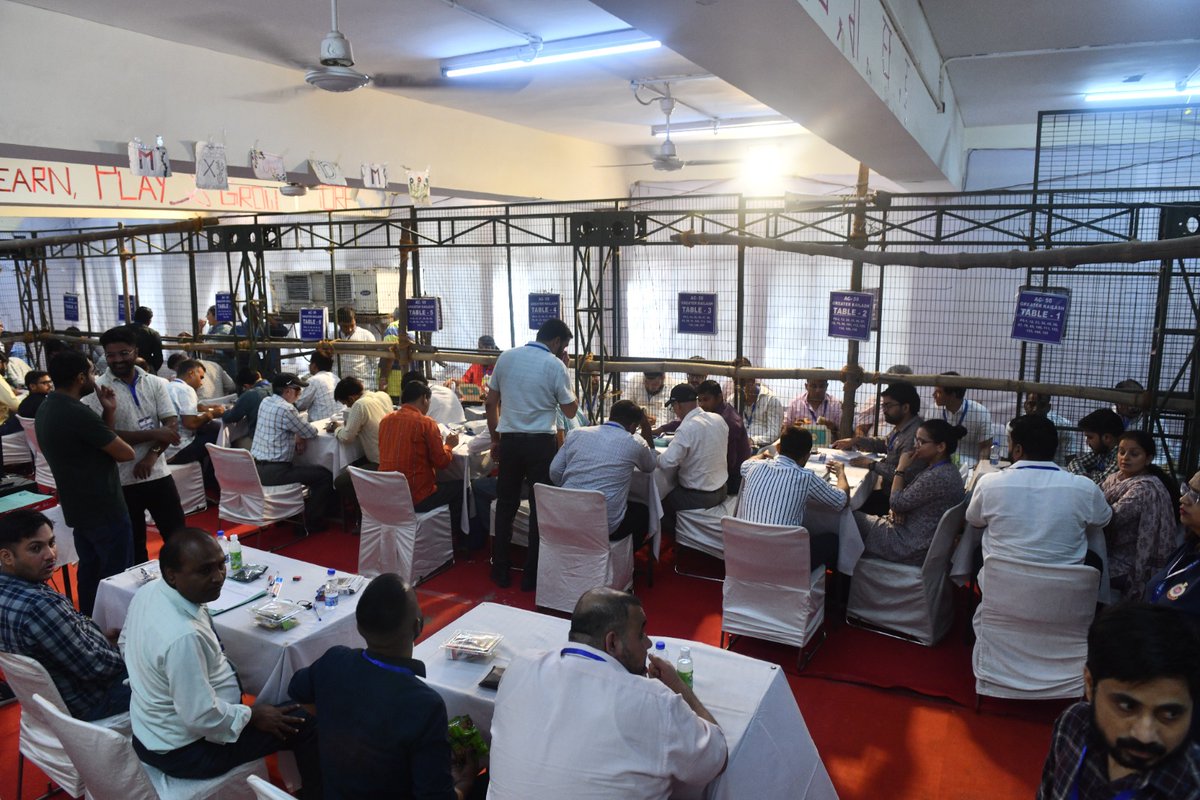uniindianews's tweet image. Polling officials at a counting centre during counting of votes for #LokSabha elections, at #Gole Market in New #Delhi on Tuesday. 
UNI PHOTO PREM SINGH BISHT