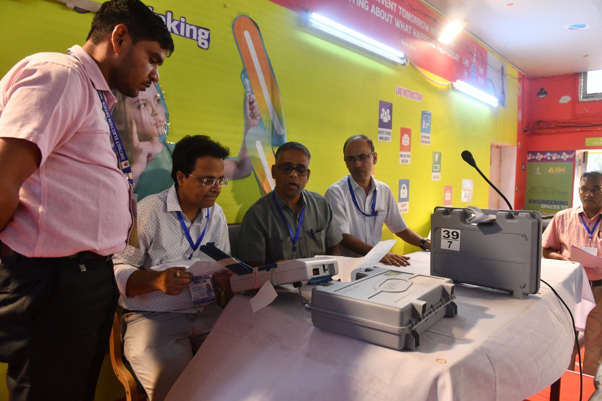 uniindianews's tweet image. Polling officials at a counting centre during counting of votes for #LokSabha elections, at #Gole Market in New #Delhi on Tuesday. 
UNI PHOTO PREM SINGH BISHT