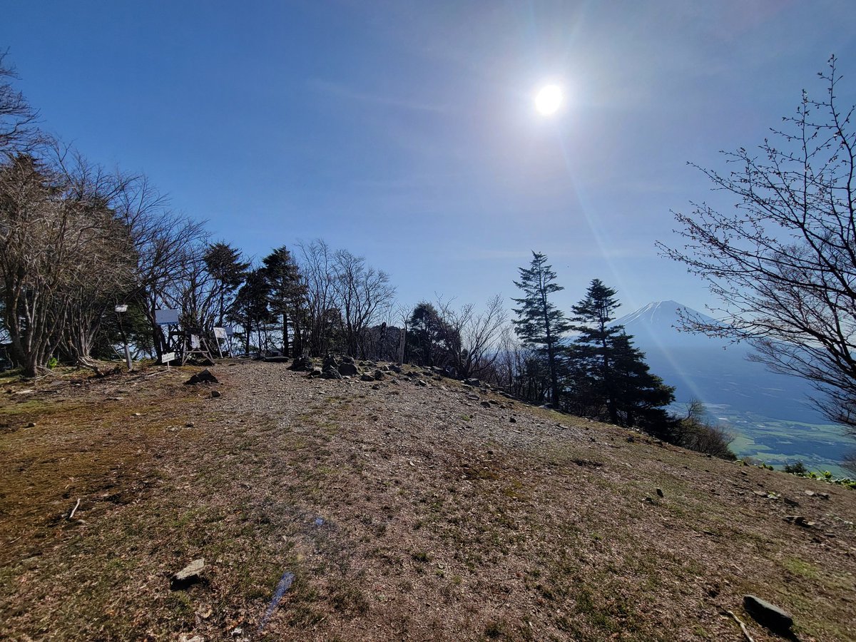 kazeabiru's tweet photo. 毛無山～竜ヶ岳周回
富士山を望みながら歩く王道ルート
道の駅で食べた牛乳ソフトは溶けやすくウマイ https://t.co/wdwdQOzefe
