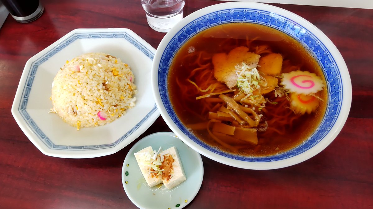 今日のランチ
中華そば🍜
半チャーハン🍚
久しぶりの再訪！
懐かしの味！
これぞ中華そば🍜最高🙌
ごちそうさまでした😊
#ラーメンは友達 #麺活 
#中華そば #もりや