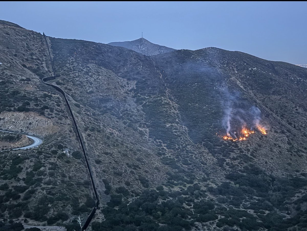 CALFIRESANDIEGO's tweet photo. #Border53Fire [Update] Crews continue to make good progress with the containment now at 80% and acreage remains at 250 on the U.S. side. https://t.co/AhHO0ZrpYI