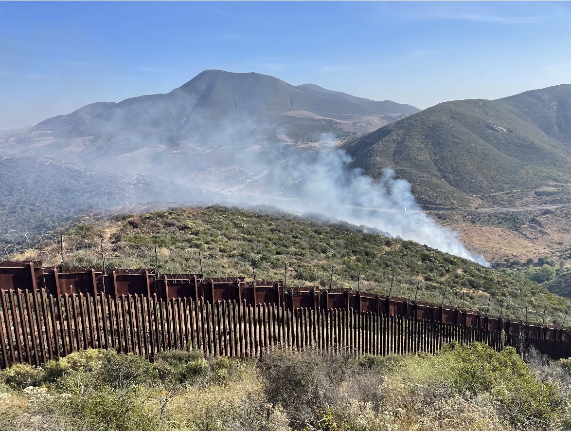CALFIRESANDIEGO's tweet photo. #Border53Fire [Update] Crews continue to make good progress with the containment now at 80% and acreage remains at 250 on the U.S. side. https://t.co/AhHO0ZrpYI