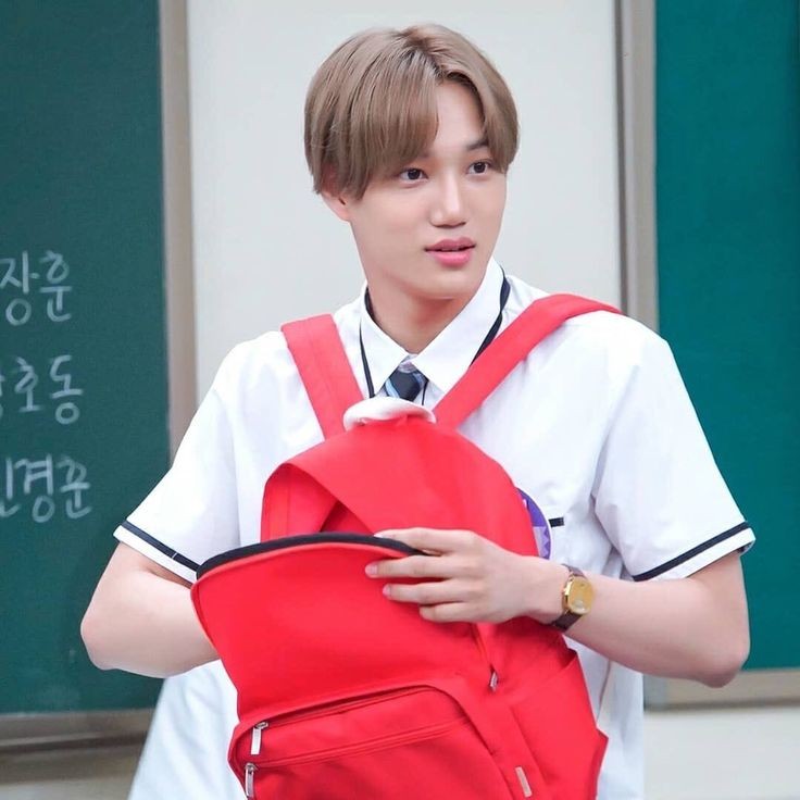 ᅠ

ᅠ

Balik dari kantin, kelas udah rame murid-murid pada kalang kabut nyembunyiin hartanya yang haram.

Njirlah, waktunya menyelamatkan isi tas alias nitip ke Mpok Atik sang malaikat penyelamat gua selama sekolah.

Tapi setelah memicingkan mata dari kejauhan-
ᅠ

ᅠ