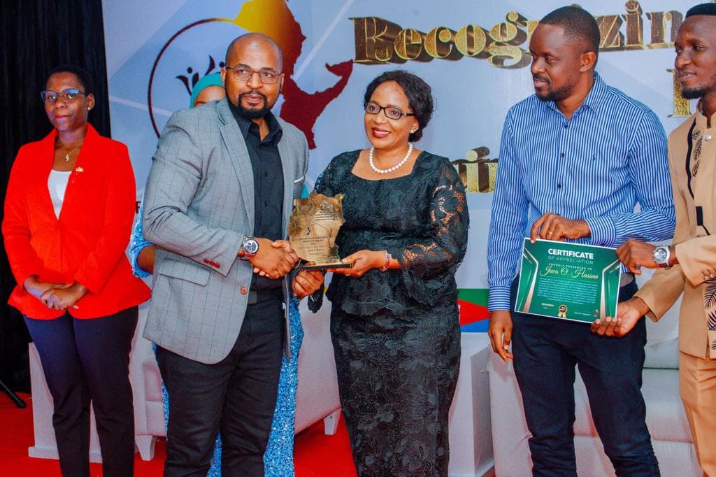 Asilimia 99 ya rafiki na waliokuzunguka wanapenda ufanikiwe Lakini kamwe usiwazidi. Sijui umeposwa,unasafiri,una gari,etc. Kuna watu wana JICHO la Husda. Ndugu yangu usiombe likupate Kila jambo utaishia njiani.Funga mdomo WAKO. #jiwahassan