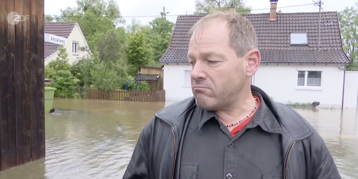 kripp_m's tweet photo. 👉Redaktionspanne? ZDF berichtet ausnahmsweise mal über wahre Gründe der jüngsten Hochwasserschäden im Süden

👉Dem ZDF ist ein – aus seiner Sicht wohl hochnotpeinlicher – Fauxpas unterlaufen: In der Berichterstattung über die schweren Hochwasser in Süddeutschland durfte sich ein Anwohner der Stadt Meckenbeuren in Baden-Württemberg unzensiert über die wahren Ursachen der Katastrophe auslassen. 
👉Diese identifizierte er zutreffend in der langjährigen Zubetonierung von Auffangbecken und der Begradigung von Flüssen, die zu beschleunigten Fließgeschwindigkeiten und der Reduzierung natürlicher Überschwemmungsgebiete führen; somit waren also echte menschgemachte Ursachen für die Schäden verantwortlich, und nicht der angeblich menschengemachte Klimawandel und die so verursachte dauerbeschworene “Klimakrise”, obwohl dies doch die offizielle Generalerklärung der staatstreuen Medien und der Klimalobby für absolut jede Wetterkatastrophe ist.
Hier weiterlesen
https://t.co/WilaGfVzQI