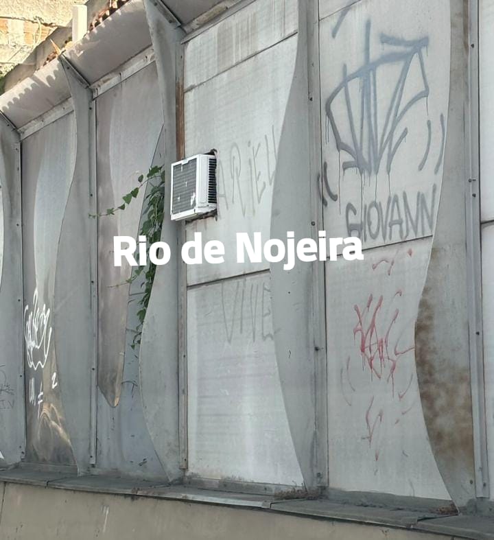 riodenojeiraofc's tweet photo. 😱 "Boa tarde.
Da série O Rio não é para Amadores!! Linha Amarela sentido Barra… na entrada do morro do Timbau, o morador cortou a placa de acrílico para instalar seu aparelho de ar condicionado! Ali ninguém tem coragem para fiscalizar"

@SeopRJ

#riodenojeira 
#riodejaneiro https://t.co/YKmcfcf0NH