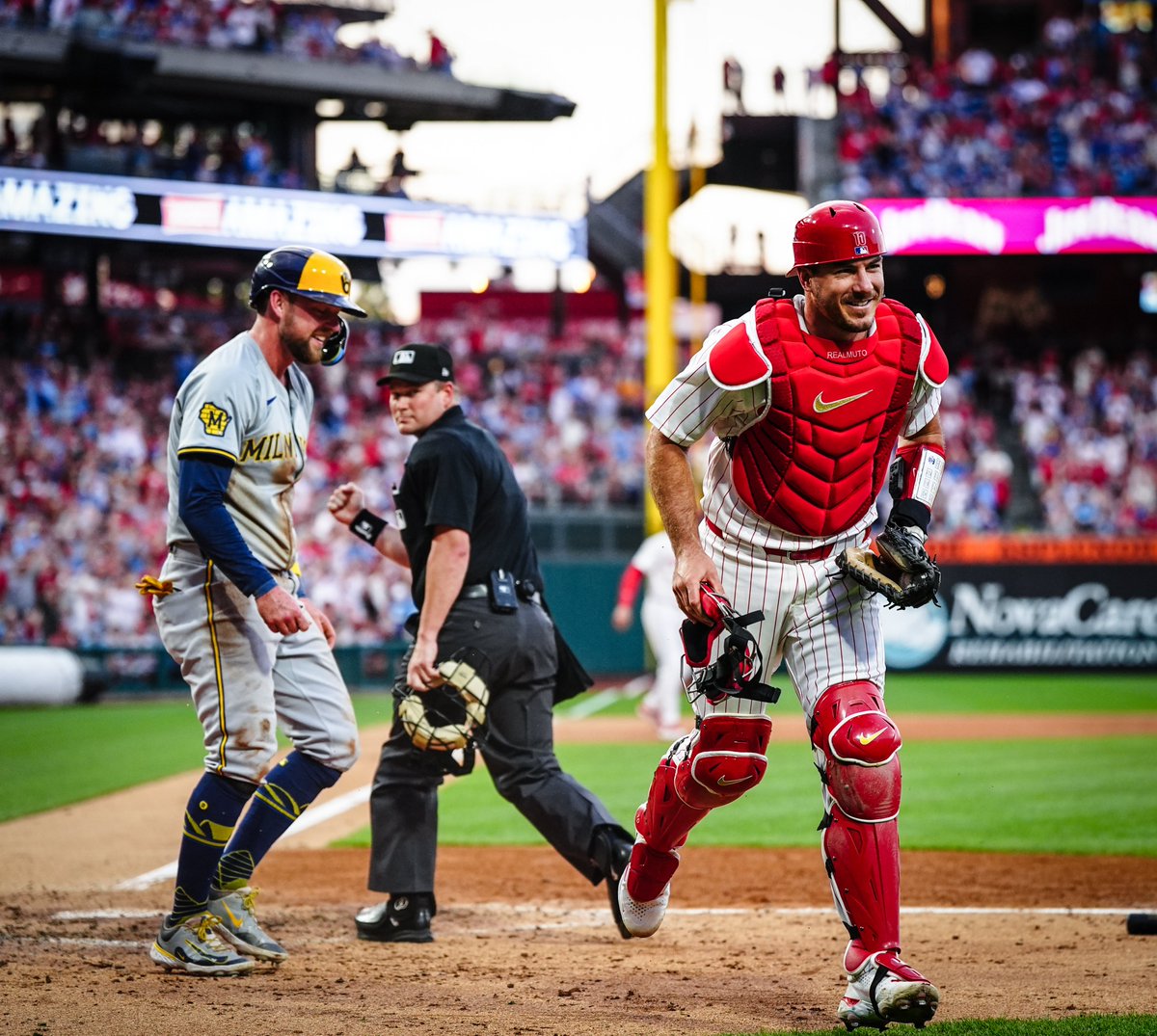 Phillies's tweet photo. Only baseball gives you moments like this 😂 https://t.co/uSWr8aO5Ij