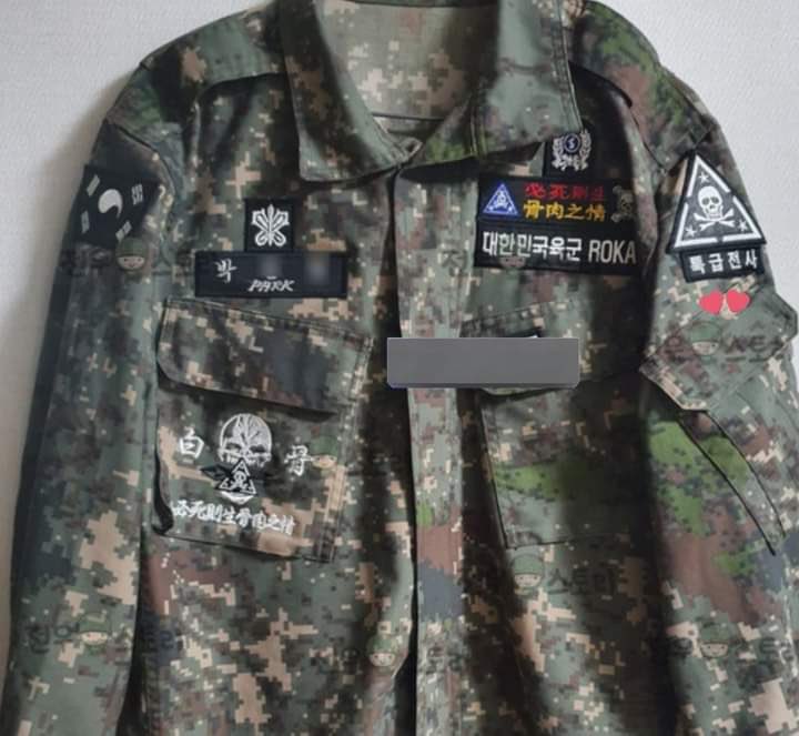 📝 Jimin agora se tornou um “Guerreiro Especial (Soldado de Grau Especial)".
Ele recebeu a melhor pontuação em força física, treinamento militar, atitude de serviço e habilidades após o uns dos treinamentos mais difíceis do ROKA!

Jimin também recebeu a mais alta recomendação de