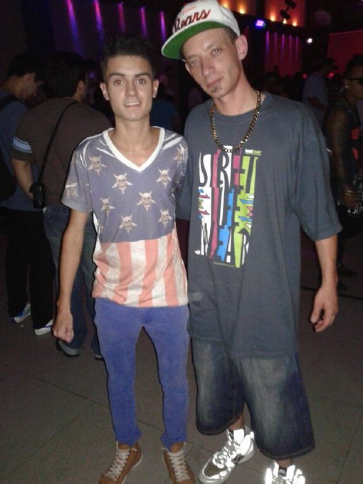 -che amigo viste como nos miraban esas dos?
+sisi toda la noche estuvieron mirando para mí querían algo

mi amigo y yo: