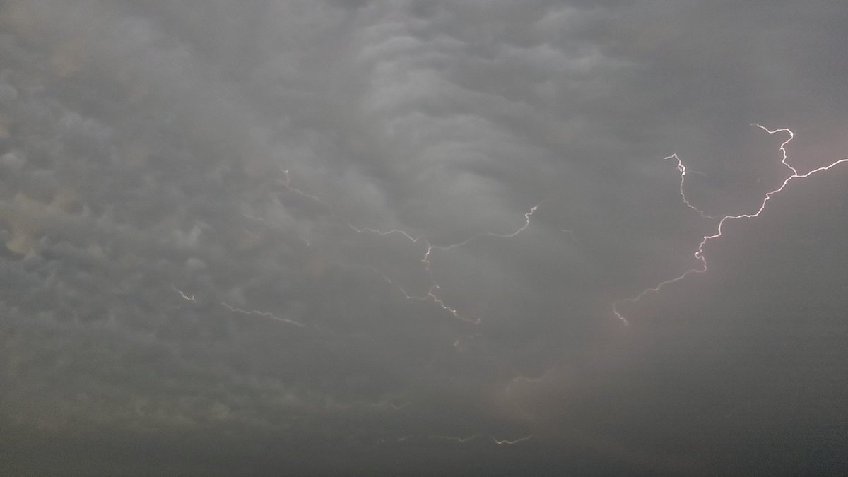 Yetibob451's tweet photo. Between Leonard and Blue Ridge loonking southeast. @TxStormChasers https://t.co/93SZuAupep