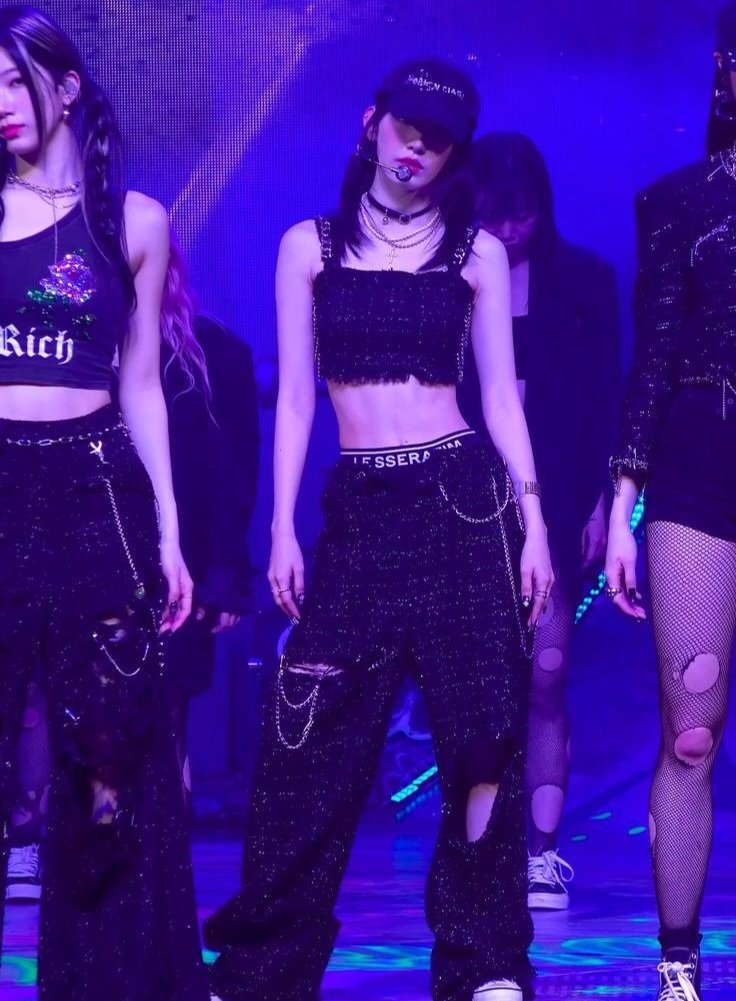 ☠개빡센 아이돌 다이어트 방법들☠
모모: 일주일 동안 얼음 한조각 먹고 7kg 감량
강미나: 하루에 탄산수 2병으로 2주간 버티며 41kg 만듦
채령: 하루에 아몬드 6알과 뜨거운 차로 버팀
권은비: 사과 한개 채 썰어서 3일 동안 먹음
사쿠라: 하루 식사량 김밥 3알