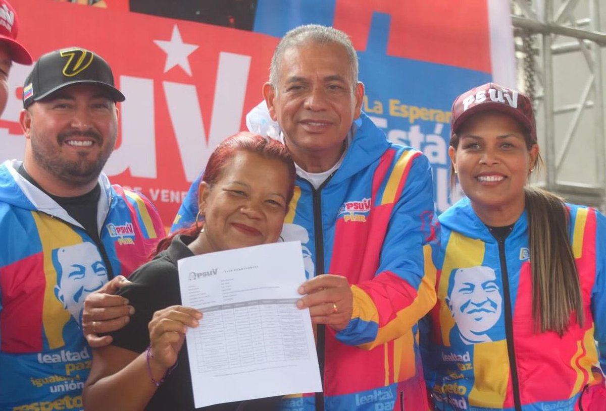 AlonzoYanny's tweet photo. Extraordinario encuentro con nuestra estructura de base del municipio Piar. Que viva el glorioso partido @PartidoPSUV @NicolasMaduro @amarcanopsuv @tatachavista https://t.co/FccvHMk1XD
