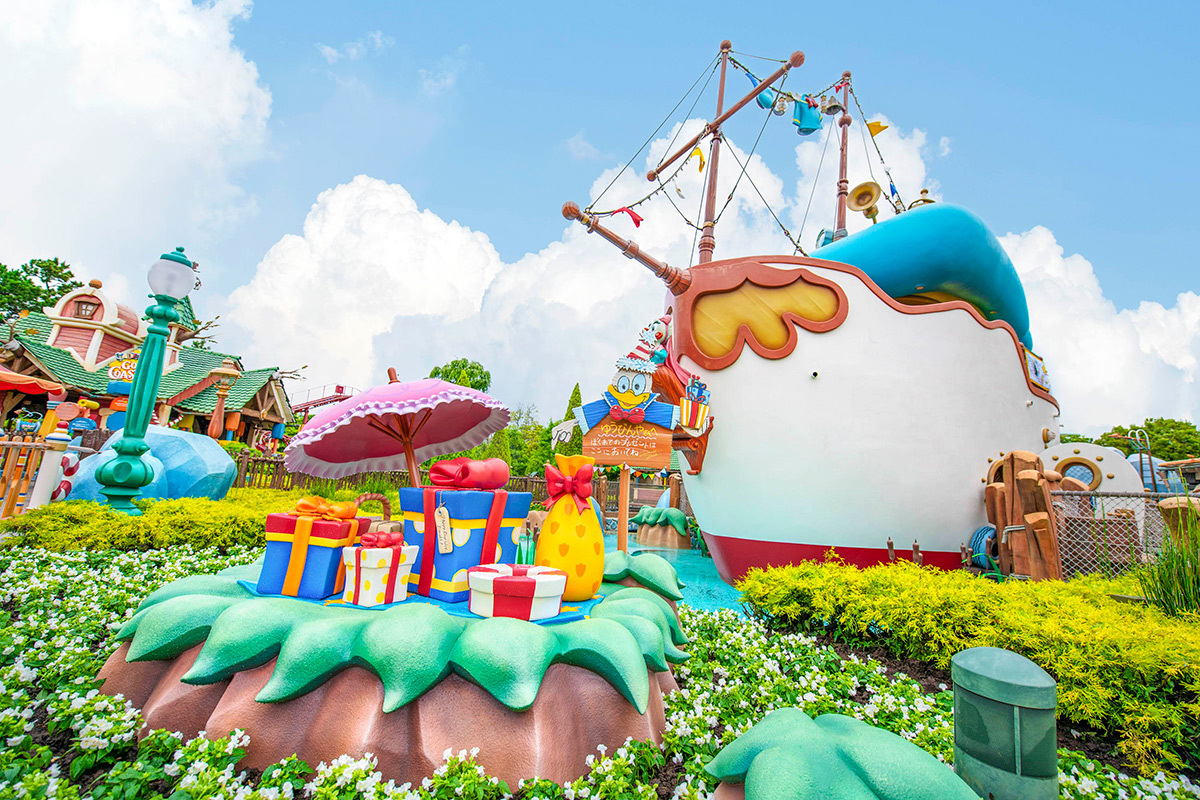 TDR_PR's tweet photo. 🎉6月9日はドナルドのバースデー🎉

東京ディズニーランドのトゥーンタウンにある「ドナルドのボート」では、本日から誕生日の6月9日までドナルドの誕生日をお祝いするデコレーションが登場🎁✨

当日は #ハッピーバースデードナルド を付けてみんなでお祝いしよう💞 https://t.co/HZTuXIdRWA