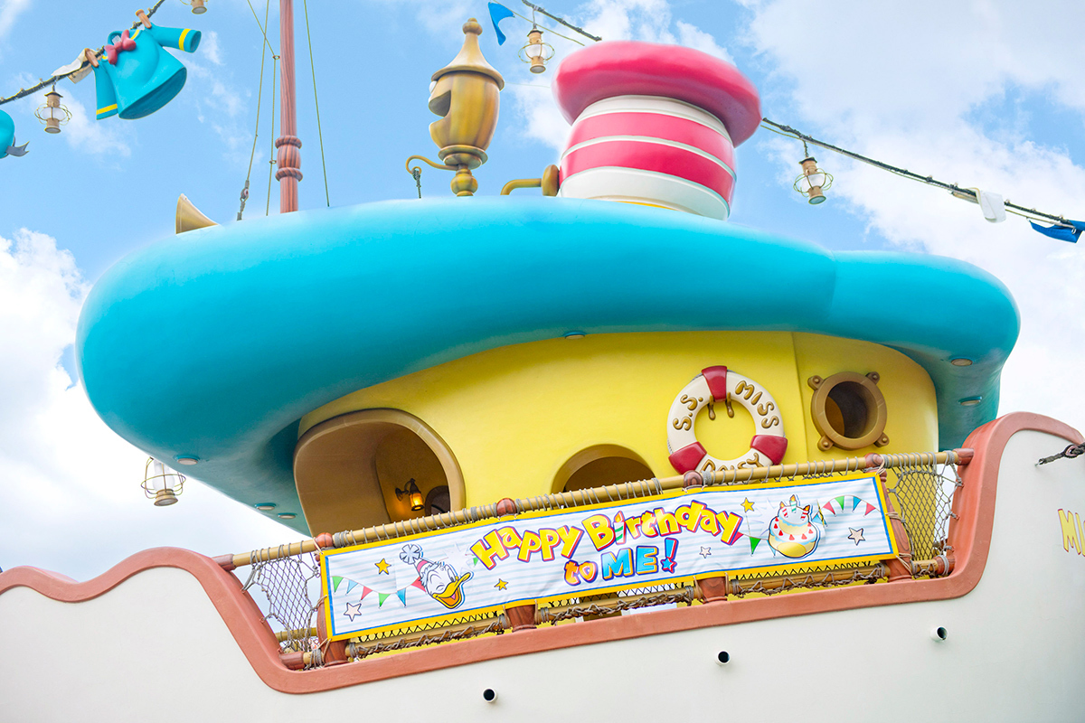 TDR_PR's tweet photo. 🎉6月9日はドナルドのバースデー🎉

東京ディズニーランドのトゥーンタウンにある「ドナルドのボート」では、本日から誕生日の6月9日までドナルドの誕生日をお祝いするデコレーションが登場🎁✨

当日は #ハッピーバースデードナルド を付けてみんなでお祝いしよう💞 https://t.co/HZTuXIdRWA