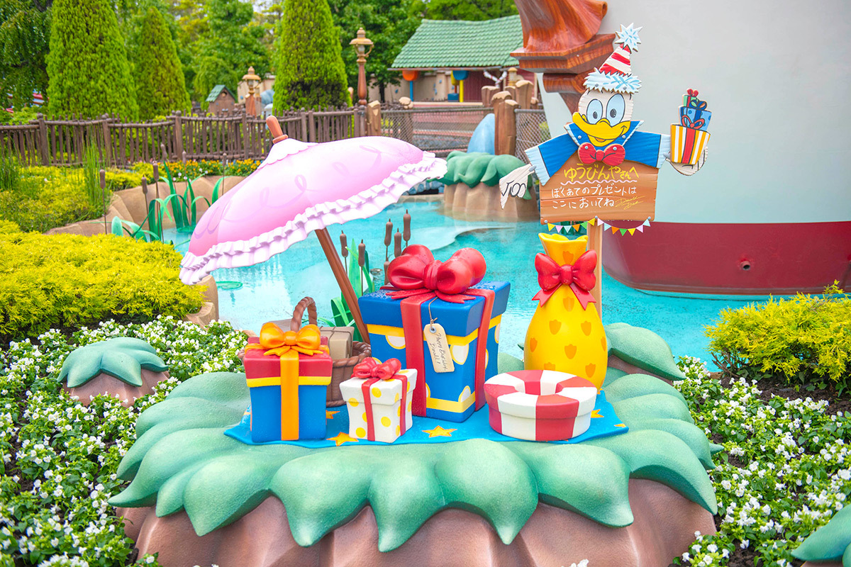 TDR_PR's tweet photo. 🎉6月9日はドナルドのバースデー🎉

東京ディズニーランドのトゥーンタウンにある「ドナルドのボート」では、本日から誕生日の6月9日までドナルドの誕生日をお祝いするデコレーションが登場🎁✨

当日は #ハッピーバースデードナルド を付けてみんなでお祝いしよう💞 https://t.co/HZTuXIdRWA