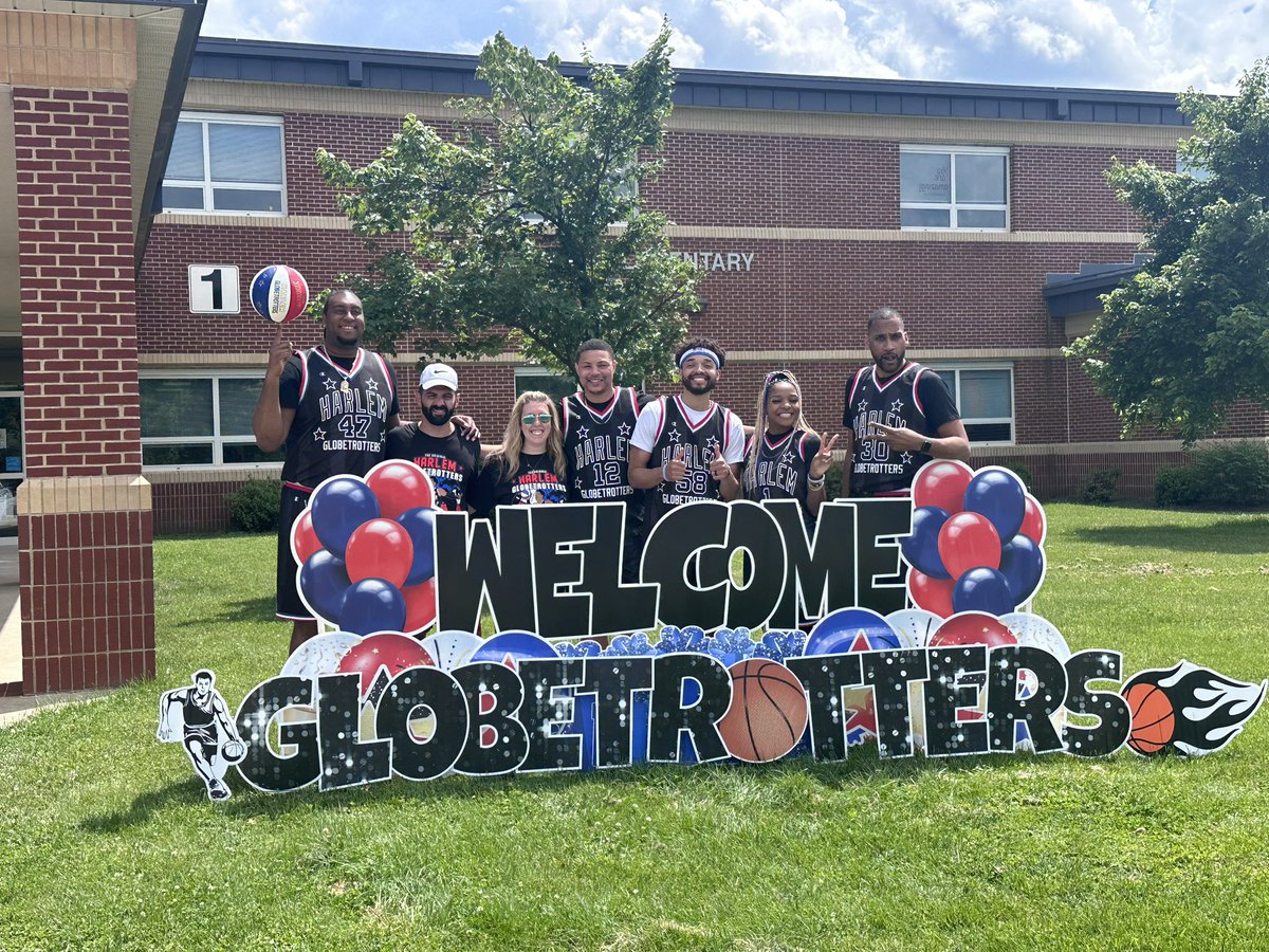 mrsbradenPE's tweet photo. One of the best days ever since becoming a teacher! 🤍❤️💙
.
This is a day I know everyone at LHES will never forget and I’m so happy we could help make it happen! 🏀😃 @fcpsnews 
.
.
#harlemglobetrotters #jerseymikes #courtofcreativitycontest #physed #peteacher #teacher https://t.co/QmNemWD5mX