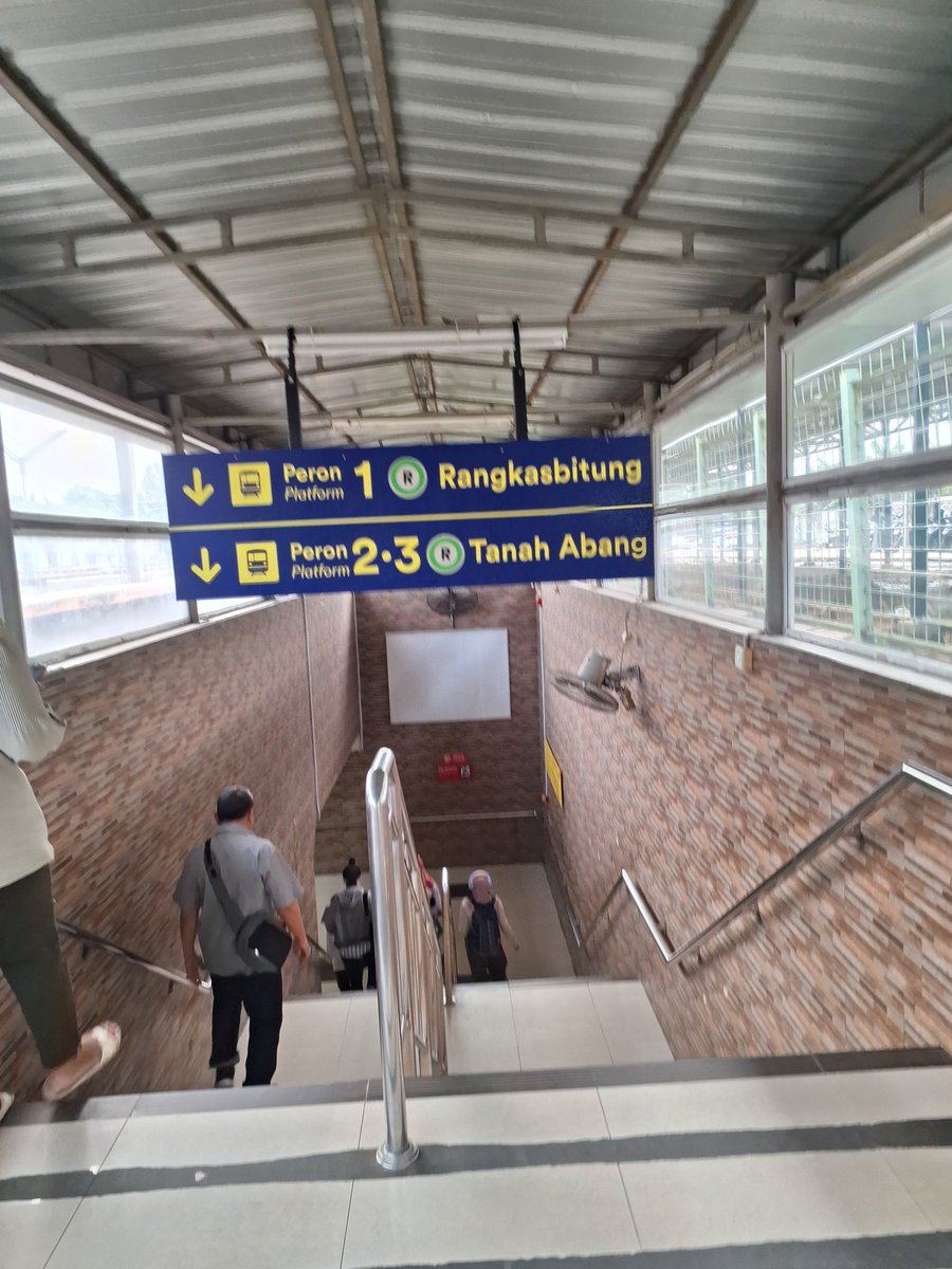 azhadit's tweet photo. @CommuterLine min, signage nya kurang jauh. Kalau yg tinggi pasti kepentok pas lewat tangga. @ Stasiun Sudimara https://t.co/iOaM5kcuQG