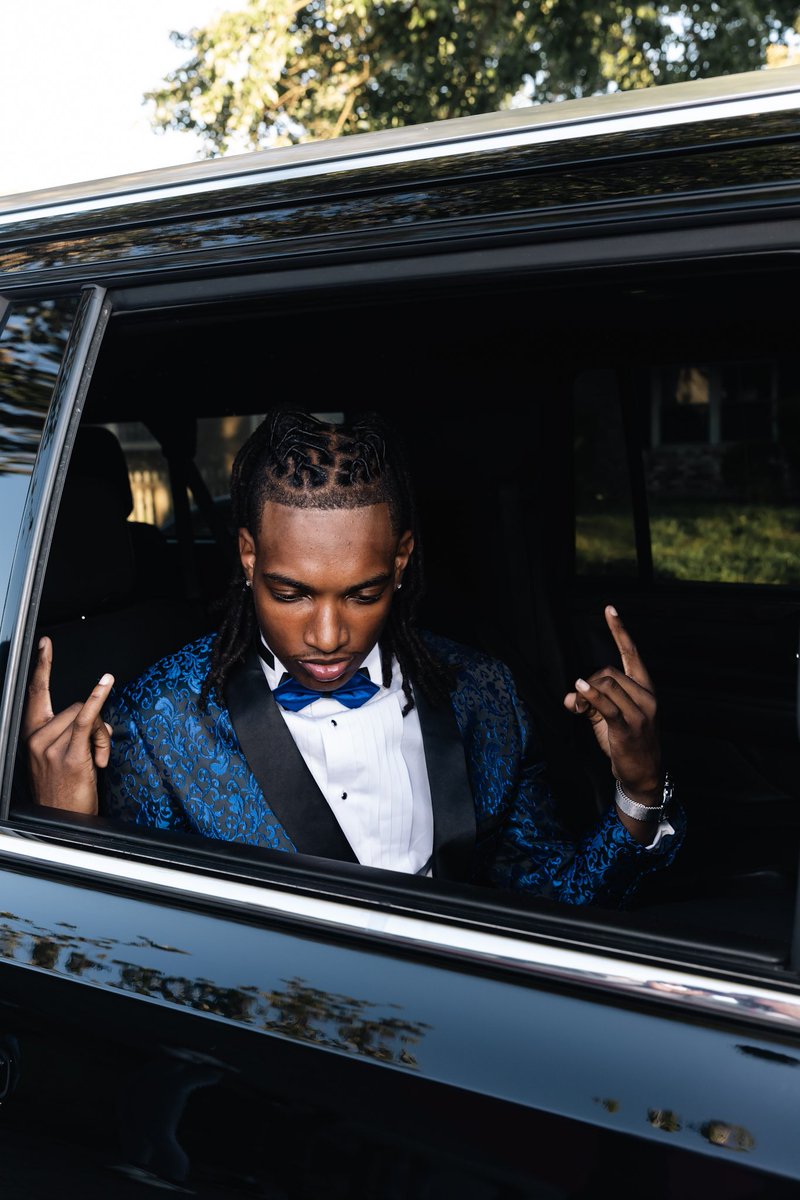 eliaintshi's tweet photo. Call me Mr wide receiver cuz  she know I’m the catch #prom2024 https://t.co/SYitnMMzYS