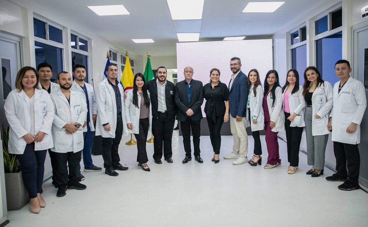SaludSV's tweet photo. Este día, nuestro Ministro @FranAlabi y los especialistas, Dr. Natán Zundel y Dr. Gabriel Galván, representantes de la Federación Internacional para la Cirugía de la Obesidad y Desórdenes Metabólicos Capítulo Latinoamericano y del Caribe (@IFSOLAC), amplían detalles sobre el desarrollo de la Primera Jornada de Cirugía Bariátrica Internacional.