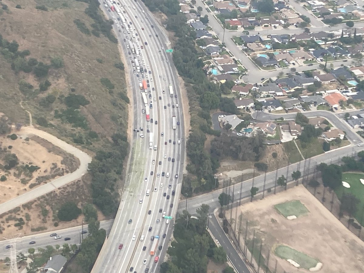 AngelOfTraffic's tweet photo. #Glendora 210 WB at Grand: The 3 right lanes are closed to clean up bales of hay. #MikeOBrien #KFIINTHESKY is overhead and took this pic. Delays from San Dimas Ave. @ConwayShow @KFIAM640 @kost1035fm #hay #hey #hay https://t.co/tt0Eb2maEz
