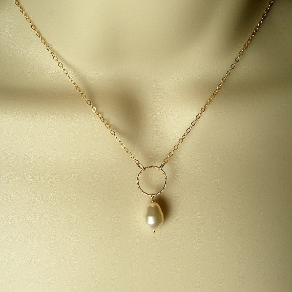 Gold Circle Necklace for Women | Single Pearl Necklace | Pearl Drop Necklace | 14k Gold Filled with  Pearl | Made in USA tuppu.net/cca87589 #etsyjewelry #etsygifts #handmadejewelry #giftideas #etsyshop #etsyseller #Etsy #giftsforher #etsyfinds