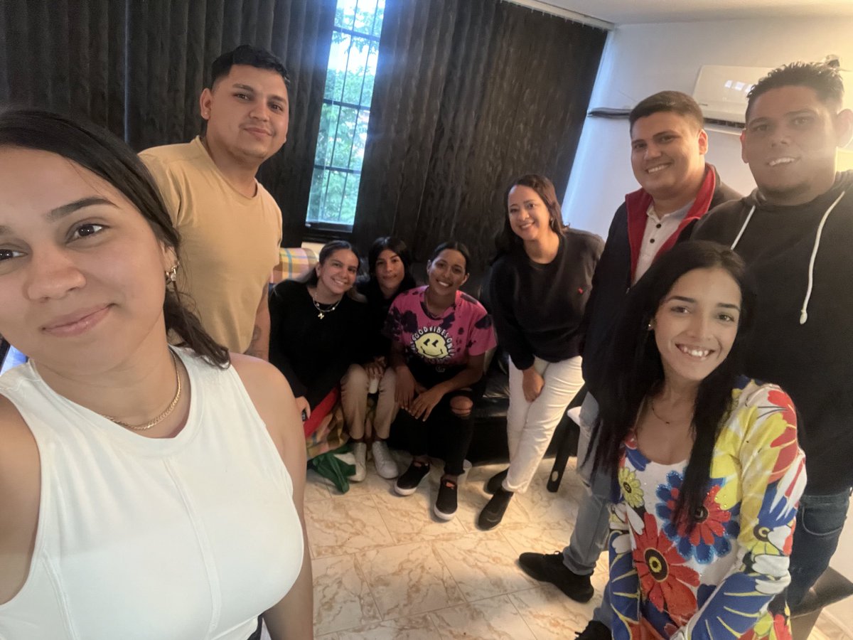 Una parte del Gran equipo de la JAD Carabobo 🏴 
Organización y más organización 🇻🇪 
#JovenesConEdmundo