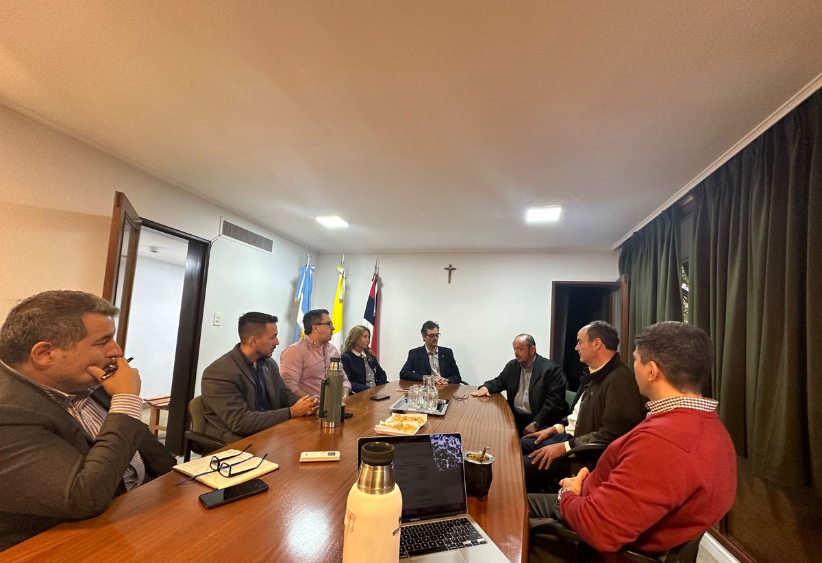 Hoy con los colegas de la #UCAM de Murcia España acordamos unir esfuerzos para seguir investigando y divulgando sobre problemas ambientales. Vamos bien!!! Gran comienzo!!! @UCSFoficial <a href="/victormexeguer/">Víctor Meseguer 🌱</a> #JoseLuisDuran <a href="/JManuelDiazok/">Juan Manuel Díaz</a> <a href="/valeriafiore/">Valeria Fiore</a>