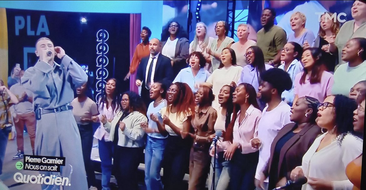 Thread🧵: Sur un témoignage d’une des chanteuses de Gospel qui a participé à la prestation « Nous on sait » de Pierre de la #StarAcademy sur #Quotidien émission de #TMC. Elle explique qu’elle a vécu une expérience de RACISME. On vous explique ⬇️.
