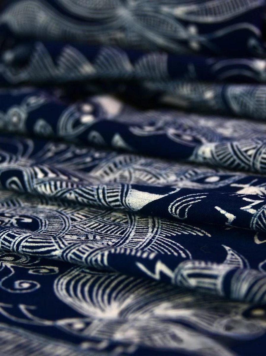 WhYinChina2023's tweet photo. Delve into the art of #MiaoWaxDyeing, or #LaRan, A tradition passed down for over 2,000 years in Guizhou, China! This exquisite craft, mastered by Miao women, involves growing indigo, weaving cloth, and creating stunning patterns using a wax resist technique.#CulturalArt https://t.co/syrAMOAB9c
