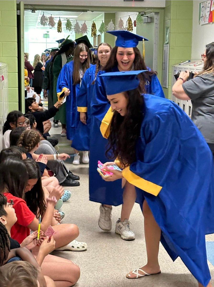 SouthernHSAACPS's tweet photo. Class of 2024 Senior walk!Bulldogs give thanks and inspiration to Lothian staff and future Bulldogs! @LothianAACPS #southcountysbest https://t.co/1vRrqkpui5