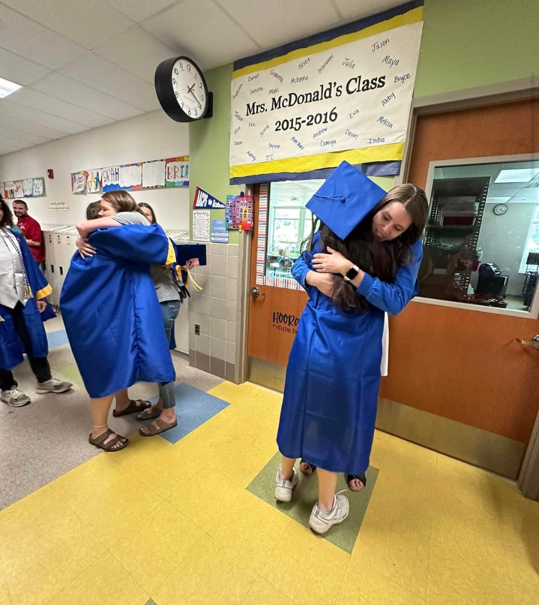 SouthernHSAACPS's tweet photo. Class of 2024 Senior walk!Bulldogs give thanks and inspiration to Lothian staff and future Bulldogs! @LothianAACPS #southcountysbest https://t.co/1vRrqkpui5