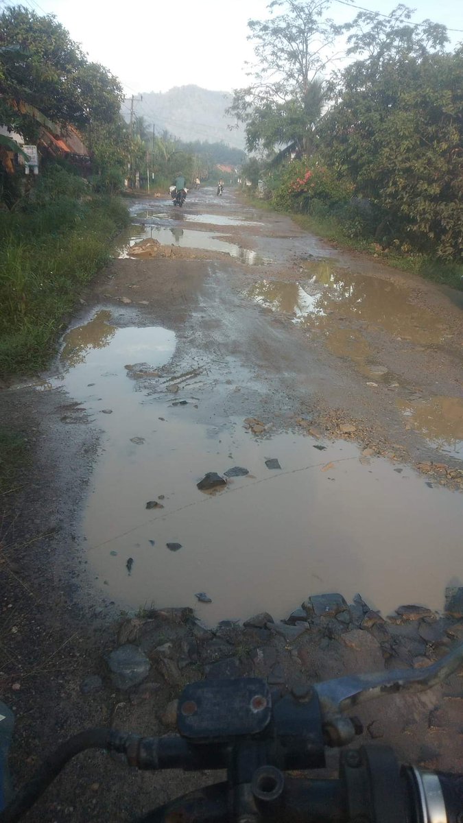 Fdardirihamdan's tweet photo. Jalan seperti kolam https://t.co/mFYJosyPpC