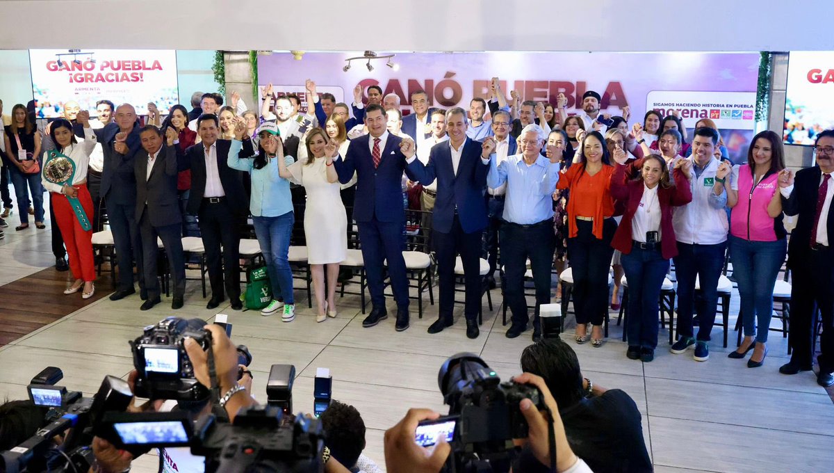 armentapuebla_'s tweet photo. ☝🏼Las y los poblanos alcanzamos la votación más grande en la historia de nuestro estado.🗳️

El compromiso que tenemos es grande: buscar la unidad y la inclusión por el bienestar de las familias en Puebla. 
🤜🏼🤛🏼Juntas y juntos lo lograremos. ❤️ ¡Por amor a Puebla, hay que pensar en grande! 🙌🏼