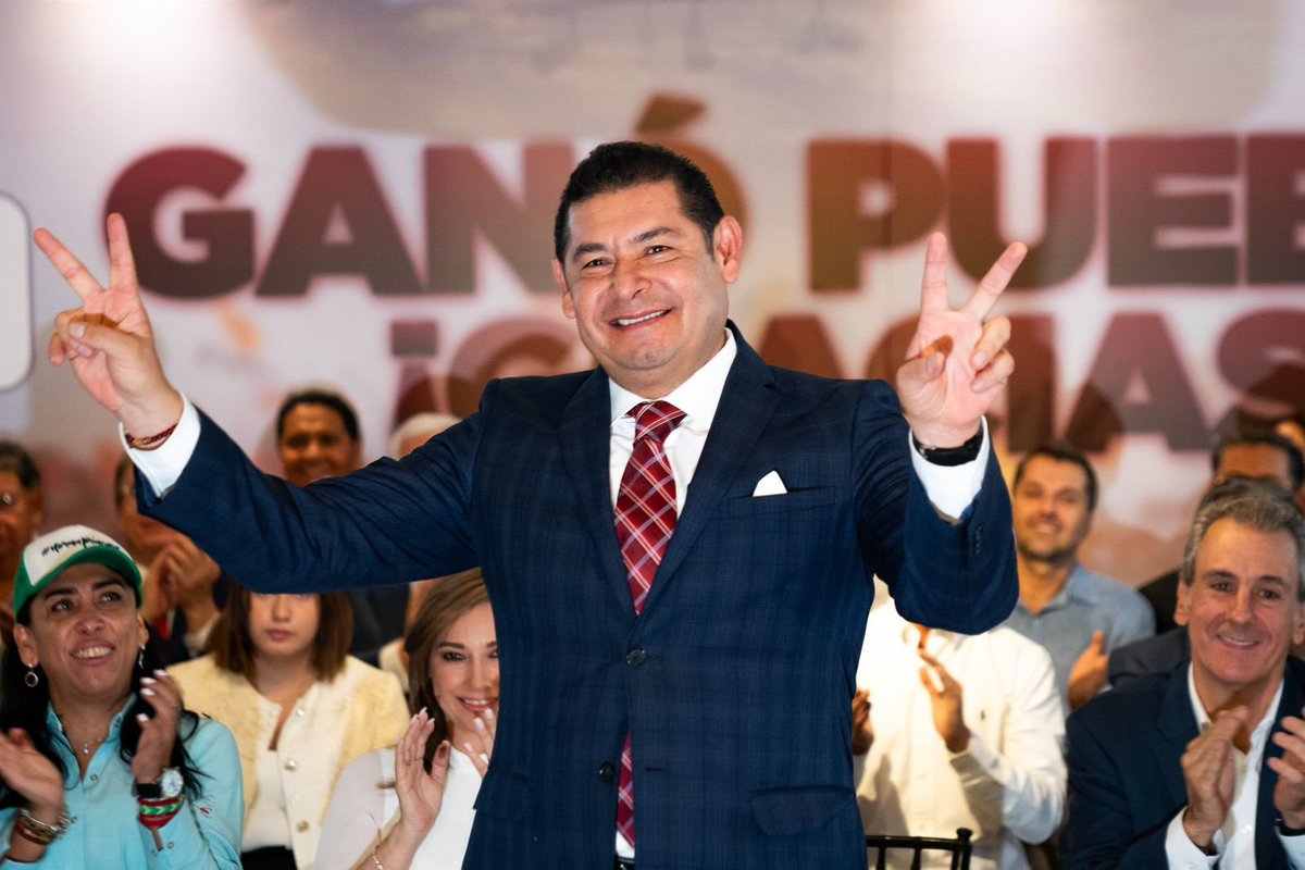 armentapuebla_'s tweet photo. ☝🏼Las y los poblanos alcanzamos la votación más grande en la historia de nuestro estado.🗳️

El compromiso que tenemos es grande: buscar la unidad y la inclusión por el bienestar de las familias en Puebla. 
🤜🏼🤛🏼Juntas y juntos lo lograremos. ❤️ ¡Por amor a Puebla, hay que pensar en grande! 🙌🏼