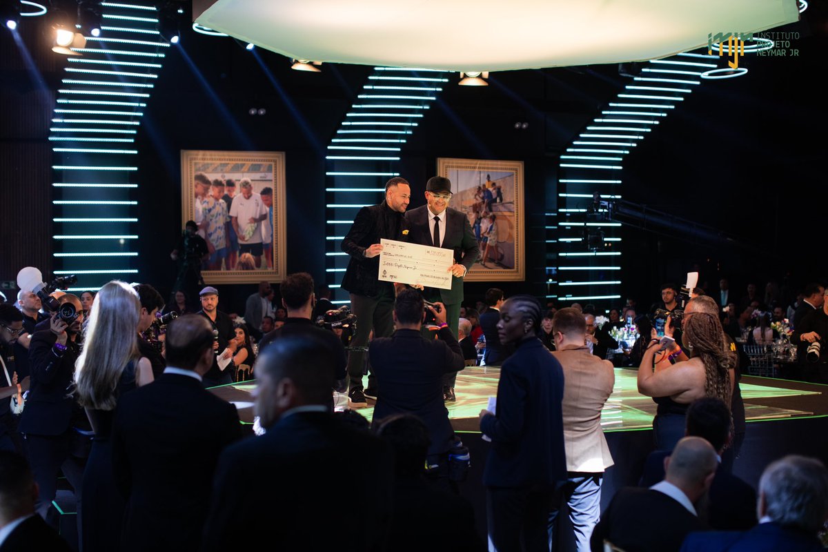 Uma noite muito especial! 💛💚 O 4° Leilão do Instituto Neymar Jr., em prol das crianças do nosso projeto, já começou! Para nós, é emocionante ver todos os apresentadores, parceiros e convidados juntos pela nossa causa. 

#institutoneymarjr #neymarjr #leilãoinstitutoneymarjr