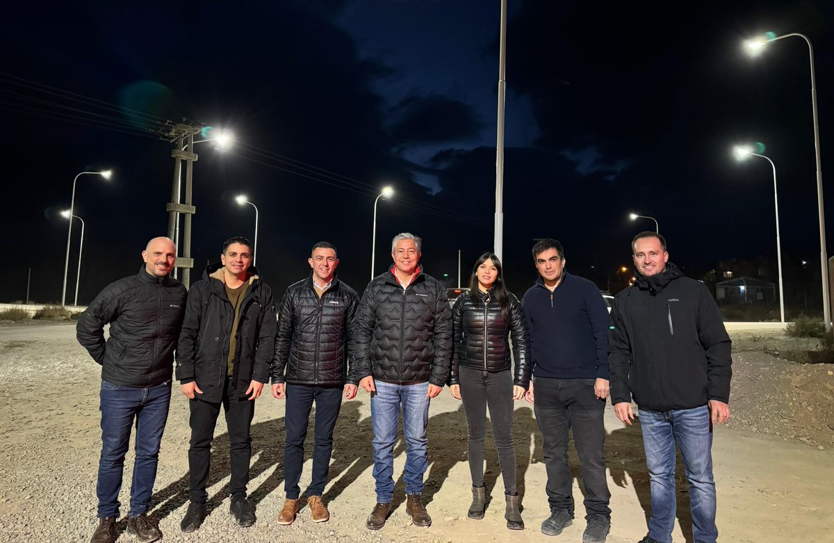 Rolo_Figueroa's tweet photo. CRECER EN CADA PUNTO DE LA PROVINCIA

Junto al intendente de Chos Malal, @nicolasalbok, recorrimos las obras de pavimentación y recambio de cañerías que se vienen llevando adelante en el barrio Uriburu. 

Estamos trabajando en priorizar con cada intendente las obras que necesita la ciudadanía, para llevar soluciones en cada región.