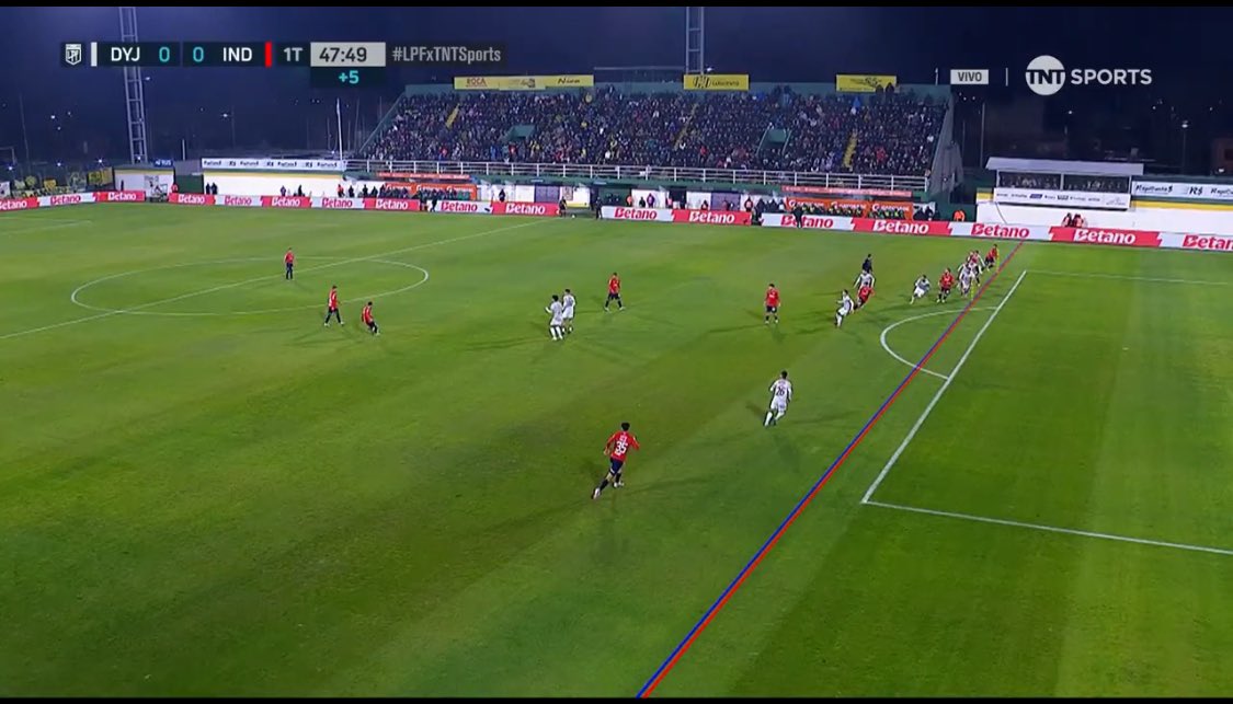 La jugada es discutible pero este trazado de líneas es vergonzoso. No se puede usar el VAR en los estadios que no tienen posición de cámara que dé una perspectiva certera