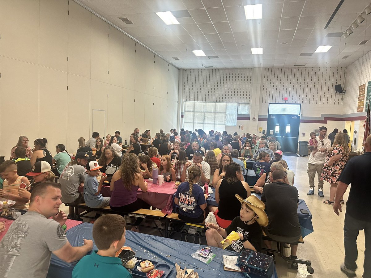 higdonhuskies's tweet photo. Our 5th graders were able to “Mark their Moment” today to celebrate all their hard work! They enjoyed a special lunch with their parents, kickball tournament, and finally ended the day with @PiccoPride joining us! Congratulations 5th Graders! 🎉 https://t.co/JAMws36zIg