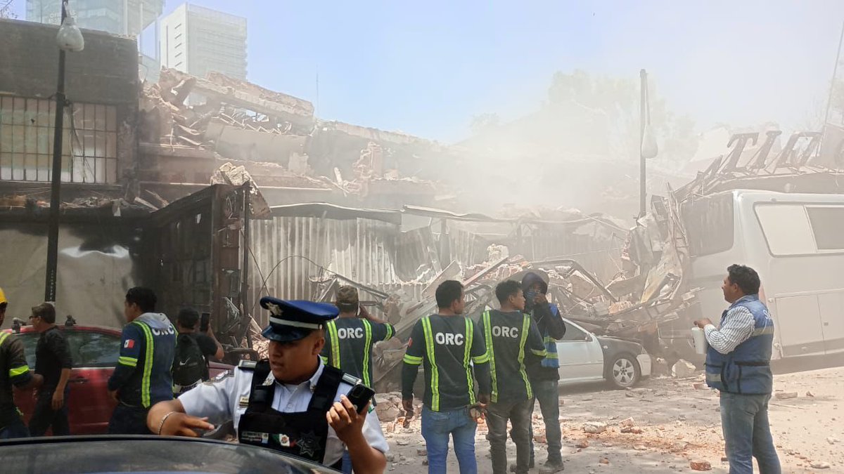 LupitaJuarezH's tweet image. 🔴Se desploma fachada del antiguo centro de espectáculos #ElPatio,durante trabajos de demolición en la col. Juárez,alcaldía Cuauhtémoc. Dos vehículos particulares y un autobús que estaban estacionados resultaron afectados;además, 2 personas sufrieron crisis nerviosa
📸@vialhermes